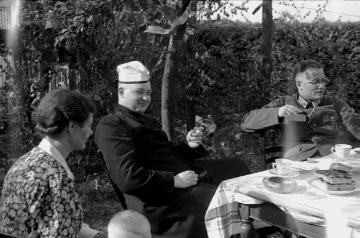 Divisionspfarrer Onkels, ehemals Kaplan in Raesfeld auf Heimaturlaub mit Kaplan Josef Greve und Frau Theresia Schluß, Pfingsten
