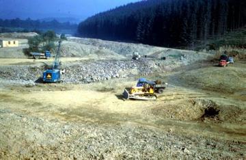 Erste Bauphase des Biggestaudamms am Dünneckenberg: Erdarbeiten zur Aufbereitung der Dammsohle