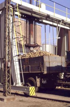 Zuckerrübenfabrik Lage: Beladener Anhänger auf dem Werksgelände