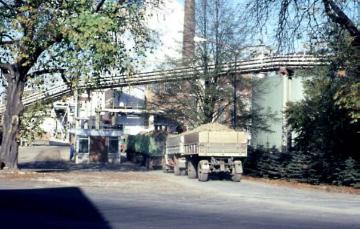 Zuckerrübenfabrik Lage: Beladene Anhänger vor dem Werksgebäude