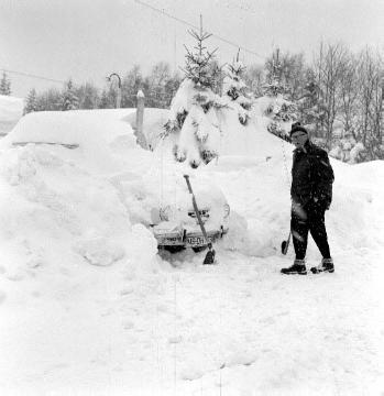 Schneemassen in Winterberg: Wintergast beim Freischaufeln seines eingeschneiten Autos