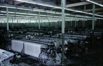 Textilindustrie in Greven, 1964: Damastweberei Schründer & Söhne, Blick in den Websaal