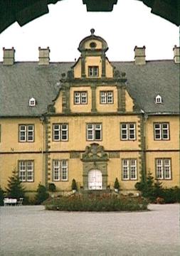 Schloss Eringerfeld, Mittelrisalit des Haupttraktes - ehem. Wasserschloss, erbaut 1676-1699, heute Hotel und Tagungszentrum