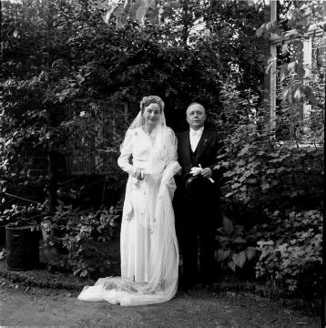 Hochzeit Heinrich Winkel und Paula Stenert (genannt Preen), Brautpaar im Garten