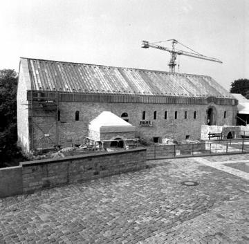Rekonstruktion der 1964 entdeckten ottonisch-salischen Pfalz aus dem 8. Jh., später "Museum in der Kaiserpfalz" (Blick von Südwesten)