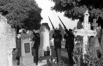 Beerdigung des Gefreiten Josef Thiemann, auf dem Friedhof werden Salutschüsse abgefeuert