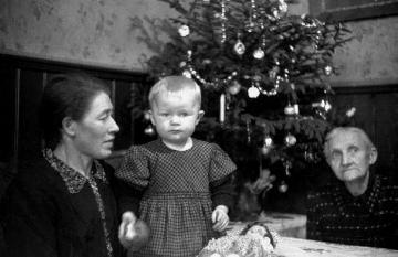 Drei Generationen der Familie Schnee vor dem Weihnachtsbaum: Maria, Getrud und Großmutter
