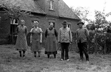 Familie Thier mit polnischem Kriegsgefangenen (rechts) auf ihrem Hof. Raesfeld, 1941.