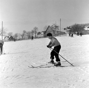 Jugendlicher Skifahrer auf der Postwiese
