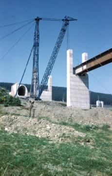 Rohbau der Stockwerkbrücke Listertal am Bausenberg bei Klinke - 314 m lange Auto- und Eisenbahnbrücke über den 1965 gestauten Biggesee