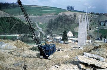 Pfeilerbau für die Stockwerkbrücke Dumicketal über den 1965 gestauten Biggesee mit Blick auf die später geflutete Ortschaft Imminghausen