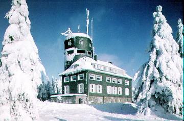 Der Astenturm auf dem verschneiten Kahlen Asten, erbaut 1884-1895, 1918 Ausbau zur Wetterstation des Wetteramtes Essen