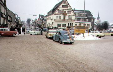 Skitouristenverkehr auf der Hauptstraße