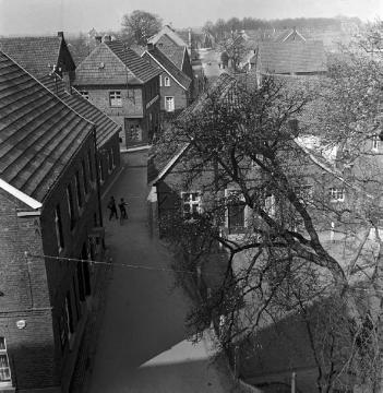 Blick vom Kirchturm auf das Dorf: die Häuser Niewerth (links), Gudel (Mitte hinten) und Friedrich (rechts)