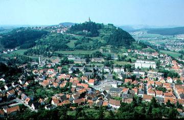 Niedermarsberg mit Blick auf Obermarsberg und das Diemtal