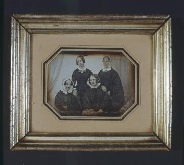 Auguste Michelis, geb. Schaffer, und ihre drei Töchter