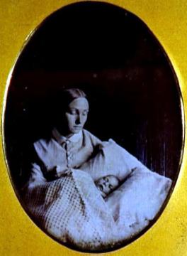 Elisabeth Röingh, geb. Meyer-Holzgräfe (1823-1903), aus Beverungen mit Kind, Daguerreotypie
