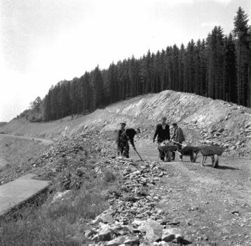 Arbeiter beim Bau der Höhenstraße am Kraghammer im Zuge der Errichtung der Biggetalsperre 1957-1965