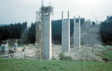 Pfeilerbau für die Stockwerkbrücke Listertal am Bausenberg bei Klinke - 314 m lange Auto- und Eisenbahnbrücke über den 1965 gestauten Biggesee