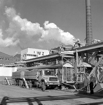 Zuckerrübenfabrik Lage: Lastkraftwagen mit Anhänger auf der Transportanlage