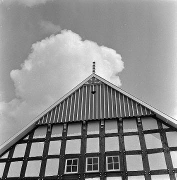 Freilichtbühne Kahle Wart, Hüllhorst-Oberbauerschaft: Giebelpartie des "Heimathauses" auf dem Bühnengelände, 1960 [vgl. Bild 05_2004].