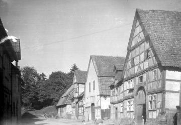 Fachwerk-Ackerbürgerhäuser am Ortsrand von Brilon. Undatiert, um 1930?