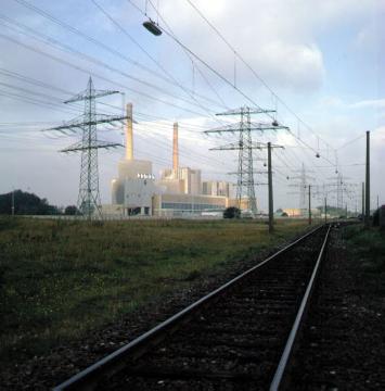 Hochspannungsmasten am Atomkraftwerk der VEW (Vereinigte Elektrizitätswerke Westfalen)