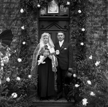Hochzeit des Ehepaares Bernahrd Heyng, Brautpaar vor der Haustür