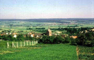 Blick in das Weserbergland: Ortschaft Albaxen mit St. Dionysius-Kirche