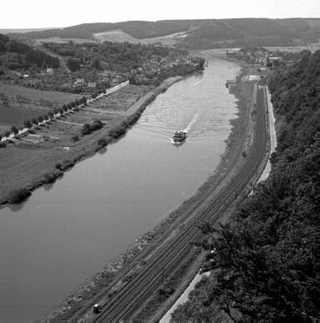 Blick von den  Hannoverschen Klippen: Weserabschnitt mit Eisenbahntrasse Höhe Würgassen und Herstelle
