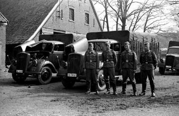 Einquartierungen, Soldaten der Waffen-SS mit ihren Lastkraftwagen auf dem Hof Schulze Böckenhoff. Mitglieder einer motorisierten SS-Einheit aus Österreich, die von Herbst 1939 bis Frühjahr 1940 in Raesfeld stationiert war