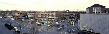 Blick vom Hochhaus über die Bahnhofstraße auf den Hauptbahnhof, am rechten Bildrand das Metropolis-Kino (Teilansicht)