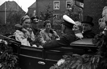 Das letzte Schützenfest vor dem Krieg, Sommer 1939, König Franz Nattefort und Königin Christel Büscher in der Kutsche