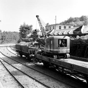 Kalksteinverladung auf Eisenbahnwaggons der Westfälischen Landeseisenbahn