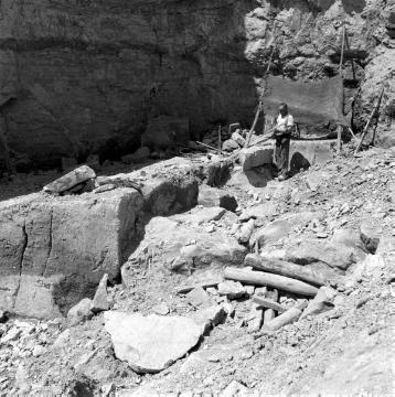 Baumberger Sandstein: Steinhauer bei der Arbeit in einem Steinbruch bei Havixbeck, 1953