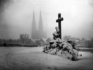 Verschneite Statue der Pietà mit Blick zur St. Ludgerus-Kirche (Billerbecker Dom), um 1950?