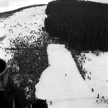 Skispringen auf der St. Georg-Schanze am Herrloh: Blick vom Startplatz in die Zuschauermenge