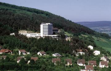 Nördlicher Bereich von Höxter mit dem Hochhauskomplex der Weserbergland-Klinik, Fachklinik für Physikalische Medizin, Orthopädie und Neurologie, Grüne Mühle 90.