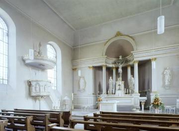 Kath. Pfarrkirche St. Johannes der Täufer, klassizistische Kirchenhalle mit Kanzel und Altar