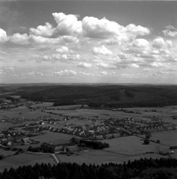 Blick von der Iburg über Bad Driburg, gegründet 1782 durch Graf Caspar Heinrich von Sierstorpff, anerkanntes Bad seit 1919, staatlich anerkanntes Heilbad seit 1974