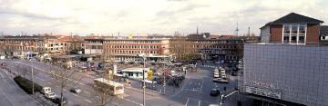 Blick vom Hochhaus über die Bahnhofstraße auf den Hauptbahnhof, am rechten Bildrand das Metropolis-Kino (Teilansicht)