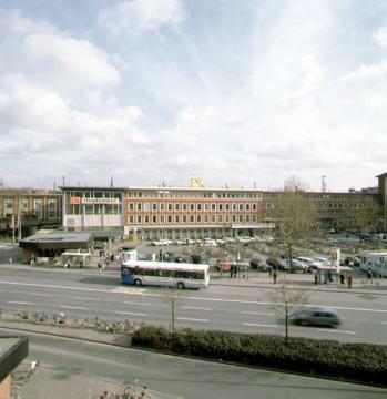 Blick vom Hochhaus über die Bahnhofstraße auf den Hauptbahnhof