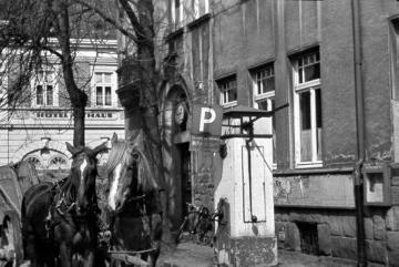 Telgte, 1944: Pferdefuhrwerk vor dem Rathaus am Markt 1