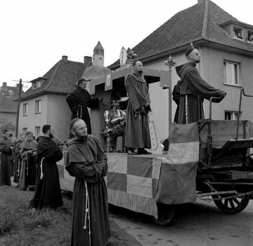 1000-Jahr-Feier in Wiedenbrück: Männergruppe in Mönchsverkleidung auf dem Festumzug