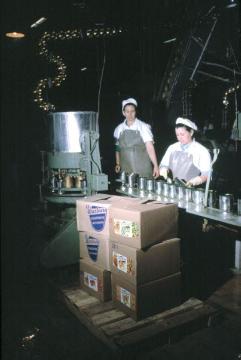 Nahrungsmittelwerke Warburger Konserven (1949-1994): Fabrikarbeiterinnen am Verpackungsband
