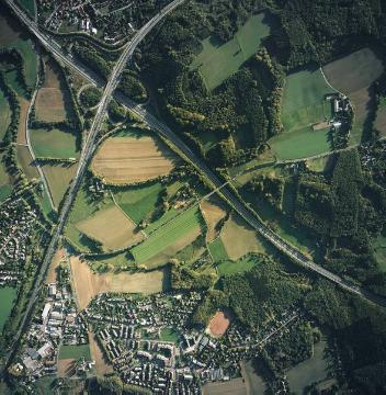 Autobahnen A1 und A45 mit Westhofener Kreuz an der Gemeindegrenze Dortmund/Schwerte, im Norden: Stadteil Dortmund-Holzen