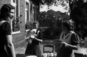 Hochzeit Fasselt-Welchering, Nachbarschaftshilfe, Frauen beim Abwaschen