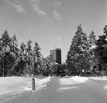 Der Astenturm auf dem verschneiten Kahlen Asten, erbaut 1884-1895, Ausbau zur Wetterstation des Wetteramtes Essen 1918