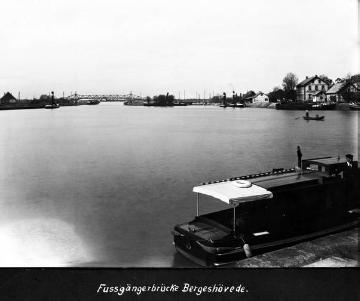 Am "Nassen Dreieck": Dortmund-Ems-Kanal mit Fußgängerbrücke aus Stahlfachwerk, rechts: Einmündung des Mittellandkanals, Hintergrund rechts: "Kleine Schleuse" zur "Kleinen Haltung", erster Kanal von 1899