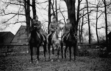 Drei Soldaten des Pommerschen Landwehrregiments beim Ausritt